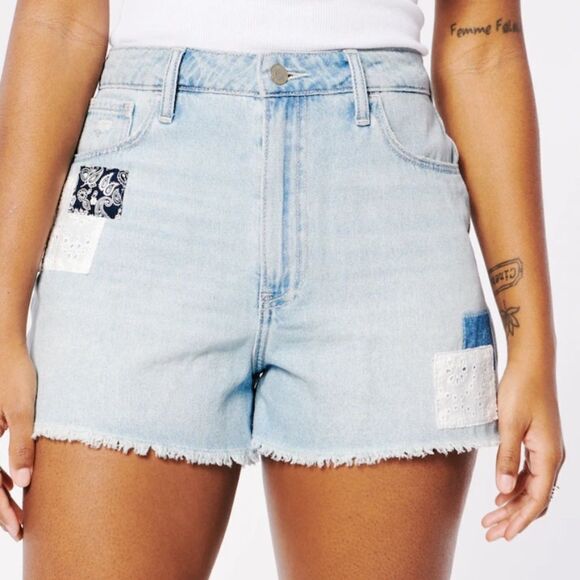 HOLLISTER CURVY ULTRA HIGH-RISE LIGHT WASH PATCHWORK VINTAGE‎ RELAXED MOM SHORT - Picture 2 of 7